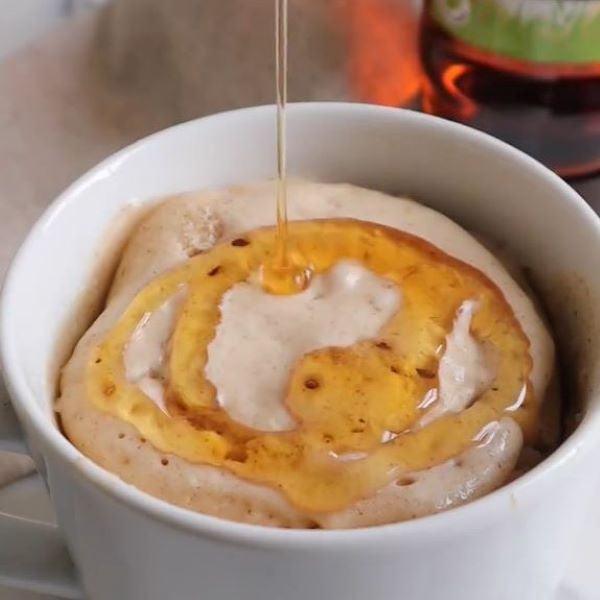 5-minute golden syrup mug cake