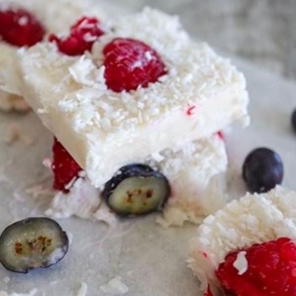 frozen yoghurt bark with berries
